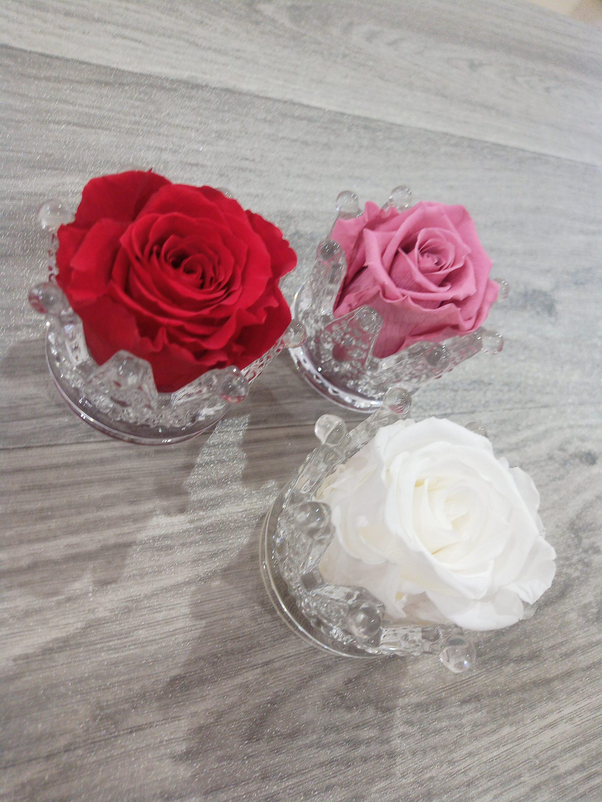 Rosa eterna e profumata in corona di cristallo misura diametro 6cm